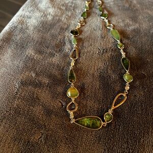 Vintage-Inspired Green Crystal Necklace with Twisted Metal Links